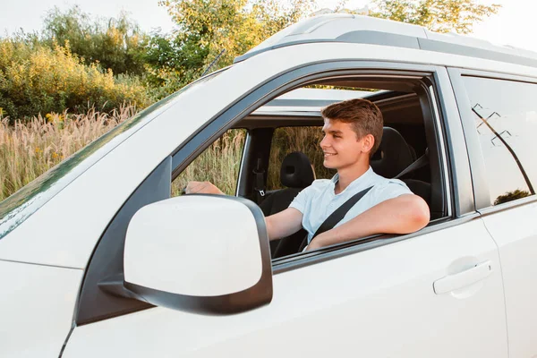 Joven Hombre Guapo Seguro Conducir Coche Viaje Por Carretera —  Fotos de Stock