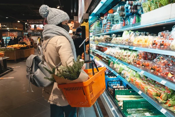 Woman Winter Outfit Groceries Shopping Copy Space Covid Mask — Stock fotografie