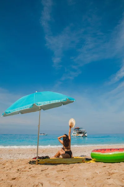 Sommerurlaub Meer Frau Sonnt Sich Strand — Stockfoto