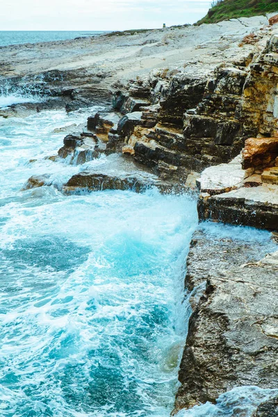 Вид Воду Хвилями Скелястою Скелею Копіювання Простору — стокове фото