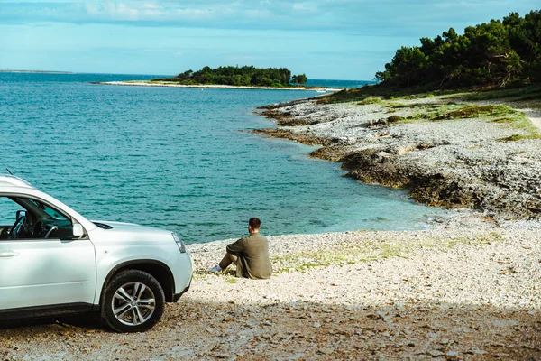 Mann Steht Neben Auto Meer Roadtrip Konzept Sommerferien — Stockfoto