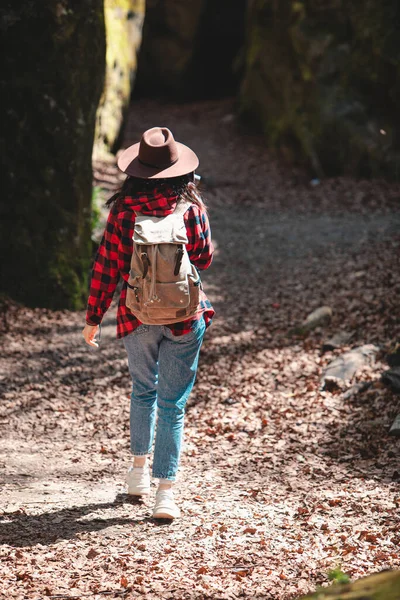 Woman Hiker Backpack Walking Trail Canyon — Stock Photo, Image