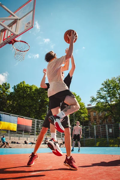 Lviv Ουκρανία Μαΐου 2022 Άνδρες Που Παίζουν Μπάσκετ Εξωτερικούς Χώρους — Φωτογραφία Αρχείου