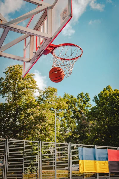 Баскетбольный Край Мячом Чистой Копировальной Площади Открытом Воздухе — стоковое фото
