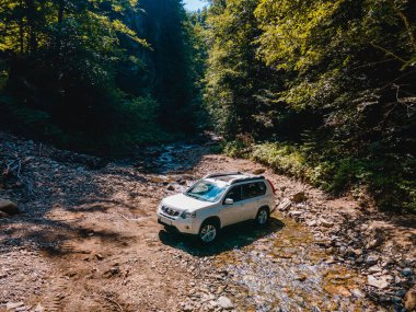 SUv car dağları arka plandaki deresi kopyalama alanı