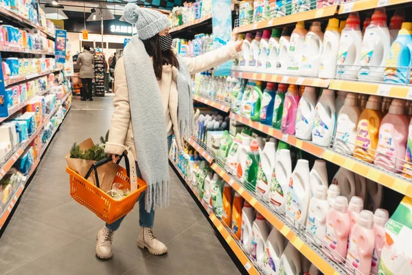 Woman Winter Outfit Groceries Shopping Copy Space Covid Mask — 스톡 사진