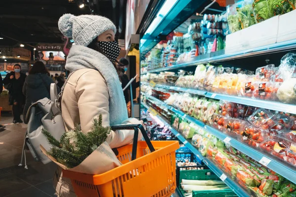Жінка Зимовому Вбранні Робить Продуктові Магазини Копіюють Простір Ковадла Маски — стокове фото