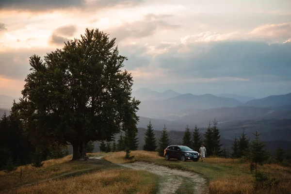 Young Man Car Car Parked Big Old Beech Tree Carpathians — Stockfoto