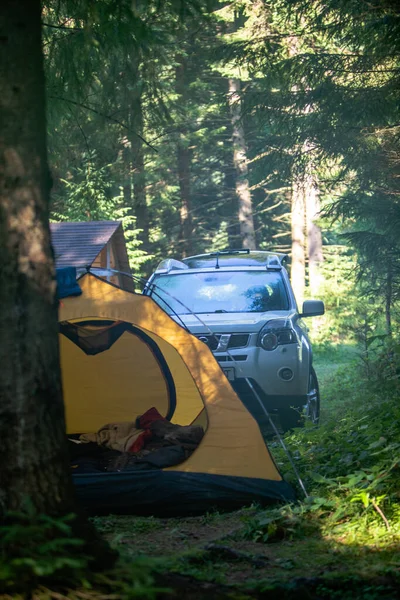 Yaz mevsiminde çadır ve arazi aracı.