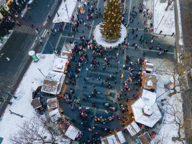 overhead view of city center at christmas holidays overcrowded square with street food