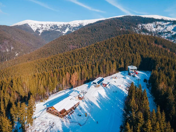 Karpatya dağlarındaki Ukrayna kayak merkezinin hava manzarası