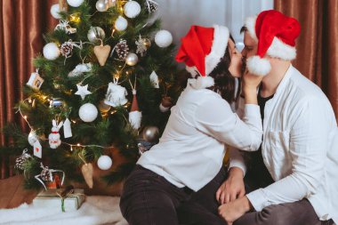 Noel ağacının önünde çekilen çift için fotokopi alanı hediye kartı.