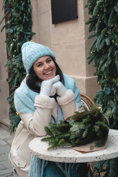 Beautiful Fashionable Woman Sitting Chair Outdoors Cafe Christmas Tree Bouquet — Stock Photo, Image