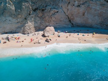 Lefkada adasındaki Porto Katsiki plajının hava manzarası Yunanistan