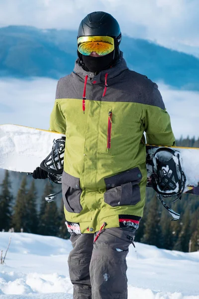 Άνθρωπος Snowboarder Πορτρέτο Καρπάθια Βουνά Στο Παρασκήνιο Χειμερινό Άθλημα — Φωτογραφία Αρχείου