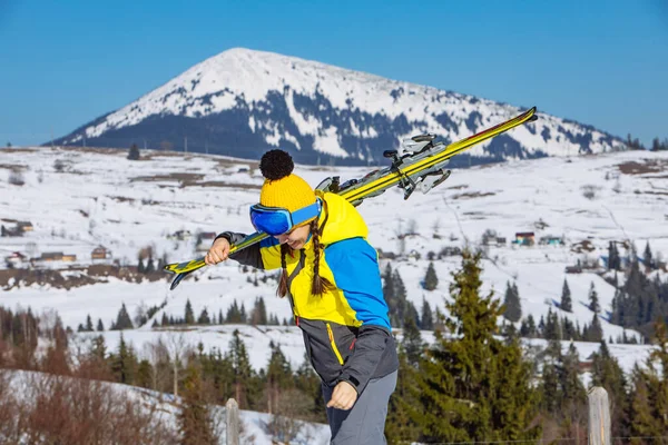 Jovem Sorrindo Bonita Mulher Segurando Esqui Montanhas Fundo Viagens Inverno — Fotografia de Stock