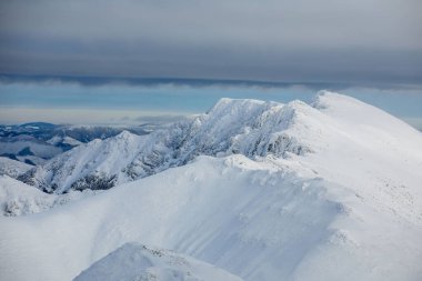 Slovakya 'daki karlı kış tatra dağlarının panoramik manzarası