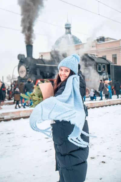 Retrato Mujer Sonriente Estación Tren Cerca Del Viejo Tren Vapor — Foto de Stock