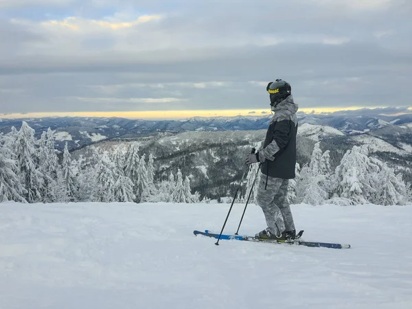 Hombre Esquiador Disfrutando Puesta Sol Por Encima Las Montañas Deporte —  Fotos de Stock
