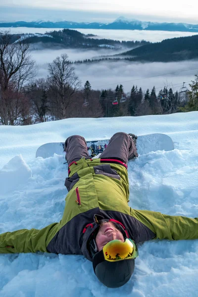 Snowboarder Desfrutando Vista Pôr Sol Acima Das Montanhas Ucraniano Cárpatos — Fotografia de Stock