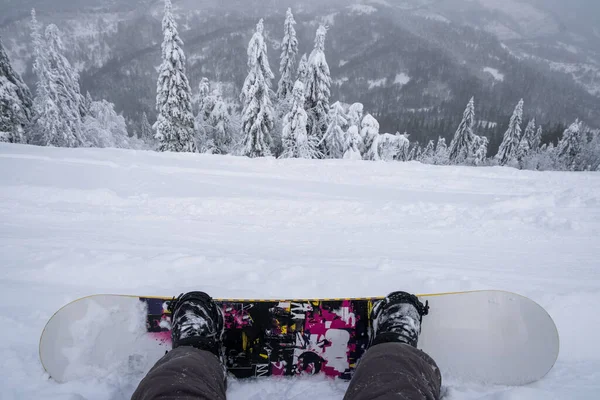 Snowboarder Collina Godendo Montagne Paesaggio Punto Vista — Foto Stock