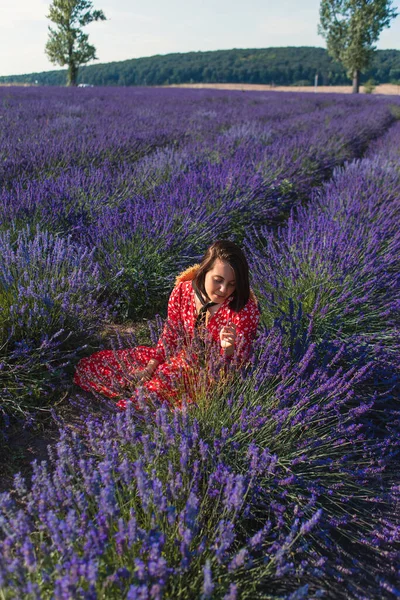 Uma Jovem Mulher Vestido Vermelho Senta Campo Lavanda Com Chapéu — Fotografia de Stock