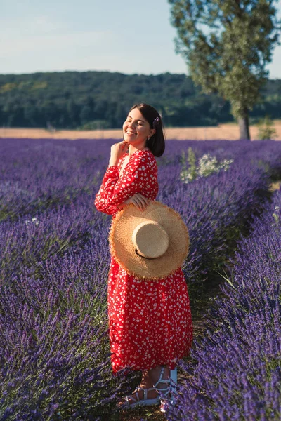 Young Woman Red Dress Standing Lavender Field Holding Straw Hat — Stock Photo, Image