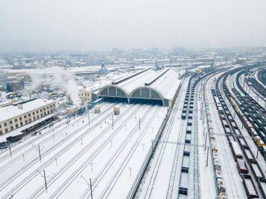 Lviv tren istasyonunun hava manzaralı eski buharlı treni.