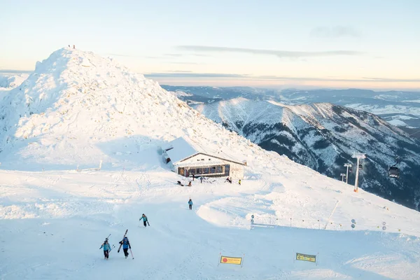 日落时滑雪场山顶上的咖啡店 — 图库照片