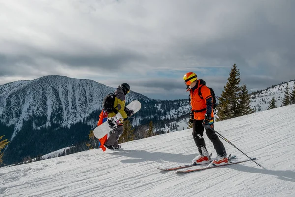 Uomo Snowboarder Salendo Sciatore Scorrevole Pendio Copia Spazio — Foto Stock