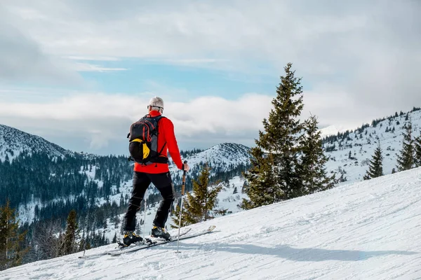 Senior Man Ski Tour Lopen Zoek Naar Landschap Kopieerruimte — Stockfoto