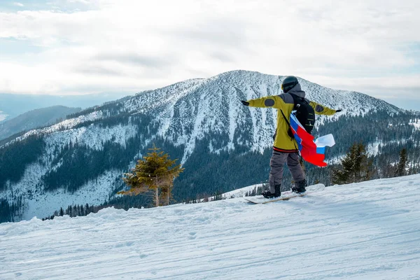 Człowiek Snowboardzista Słowacką Flagą Stoku Ośrodka Narciarskiego Piękny Krajobraz Gór — Zdjęcie stockowe