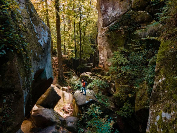 Woman Traveler Backpack Walking Trail Canyon Copy Space — Foto de Stock