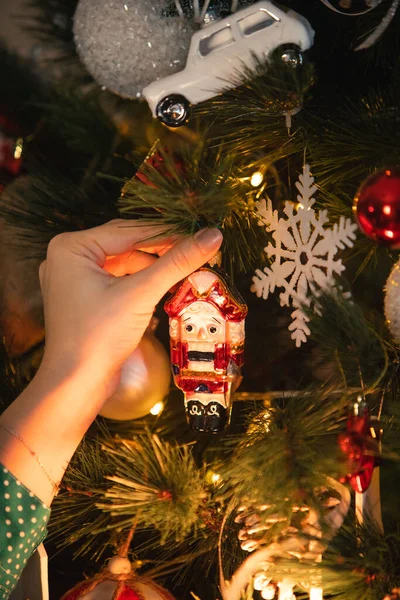 Vrouw Hand Houden Notenkraker Kerstboom Speelgoed Decoratie Close — Stockfoto