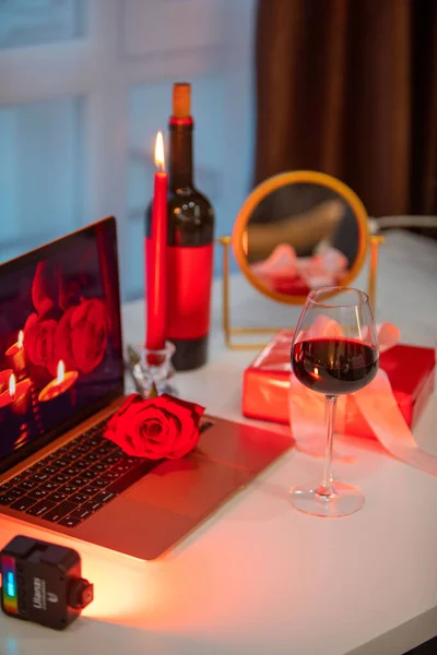 笔记本电脑前装有礼品盒的酒杯在线约会理念 — 图库照片
