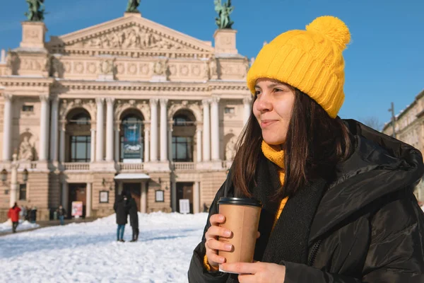 Ung Kvinna Med Engångskopp Dricka Kaffe Lviv Opera Byggnad Bakgrunden — Stockfoto