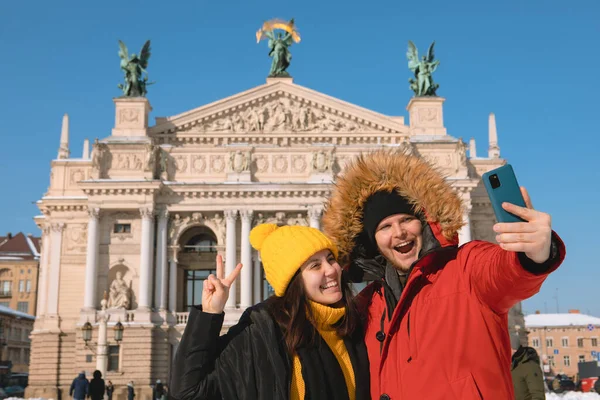 Coppia Turisti Prendendo Selfie Fronte All Edificio Dell Opera Kiev — Foto Stock