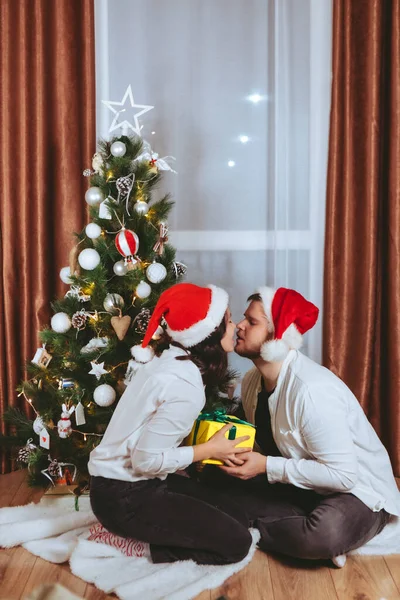 Paar Schieten Voorkant Van Versierde Kerstboom Kopiëren Ruimte Gift Card — Stockfoto