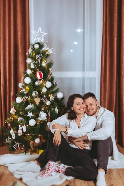 Couple Shooting Front Decorated Christmas Tree Copy Space Gift Card — Stock Photo, Image