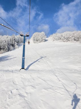 Güneşli bir günde kayak merkezindeki eski sandalyeden manzara