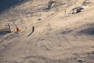 Slovakya Tatra dağlarında kayak yamacının üzerinde gün batımı kopyalama alanı