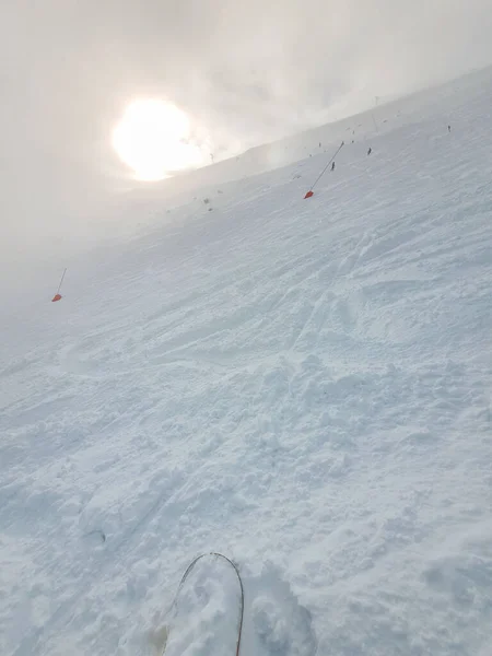 Kar Kaykayı Görüntüsü Serbest Sürüş Yamacında Sisli Hava — Stok fotoğraf