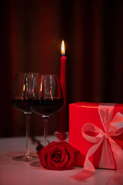 Романтична Концепція Побачення Червоне Вино Окулярах Свічках Подарункова Коробка — стокове фото