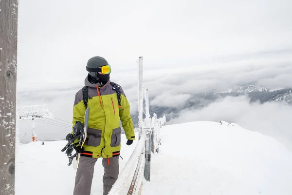 Snowboarder Hombre Cima Montaña Chopok Eslovaquia Estación Esquí — Foto de Stock