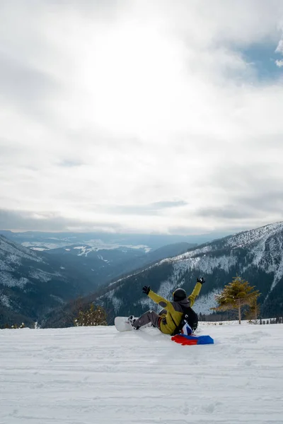 スキー場のスロバキア旗のある男スノーボーダー背景の美しい山の風景 — ストック写真