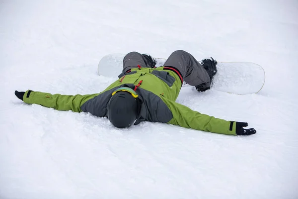 Muž Snowboardista Ležící Sněhu Odpočívající Jízdě — Stock fotografie