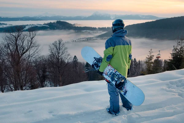 Man Snowboarder Genieten Van Het Uitzicht Zonsondergang Boven Besneeuwde Bergen — Stockfoto