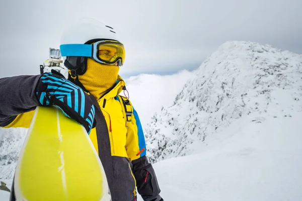 Woman Skier Posing Top Snowed Mountain Copy Space — Stock Photo, Image
