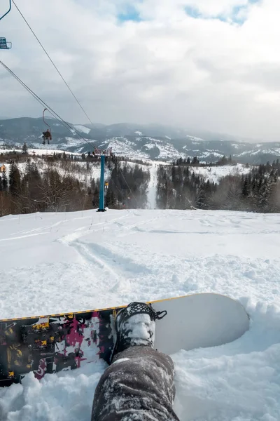 Snowboarder Κάθεται Στην Πλαγιά Του Σκι Αντίγραφο Χώρο — Φωτογραφία Αρχείου