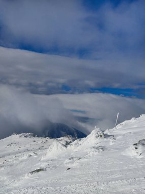 Slovakya Tatra dağlarında kayak yamacının üzerinde gün batımı kopyalama alanı